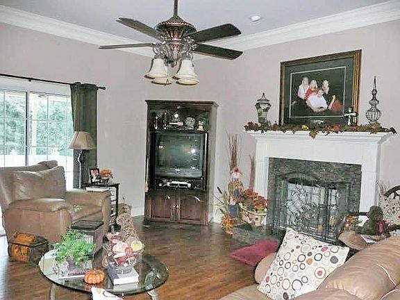 2nd image of 6400 Elizabeth Dr