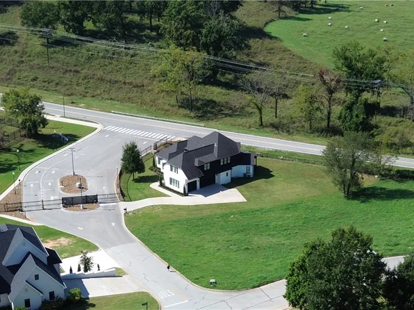 3 S Castle Oaks Ct, Rogers, AR 72758