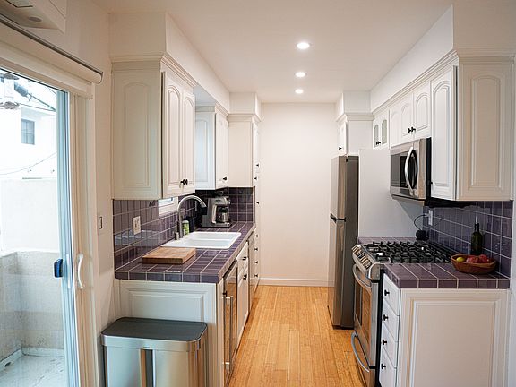 5th image of 11836 Mayfield Ave APT 5