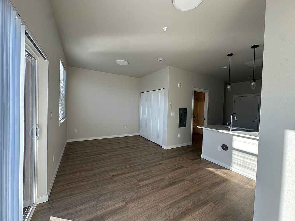 2nd image of 949 E 4th Ave #412