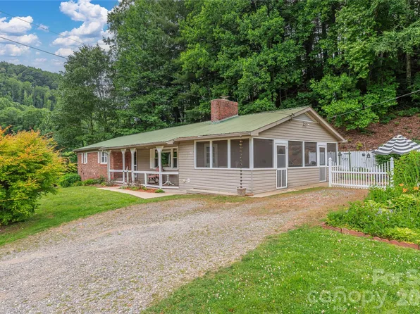 63 Memory Dr, Waynesville, NC 28786