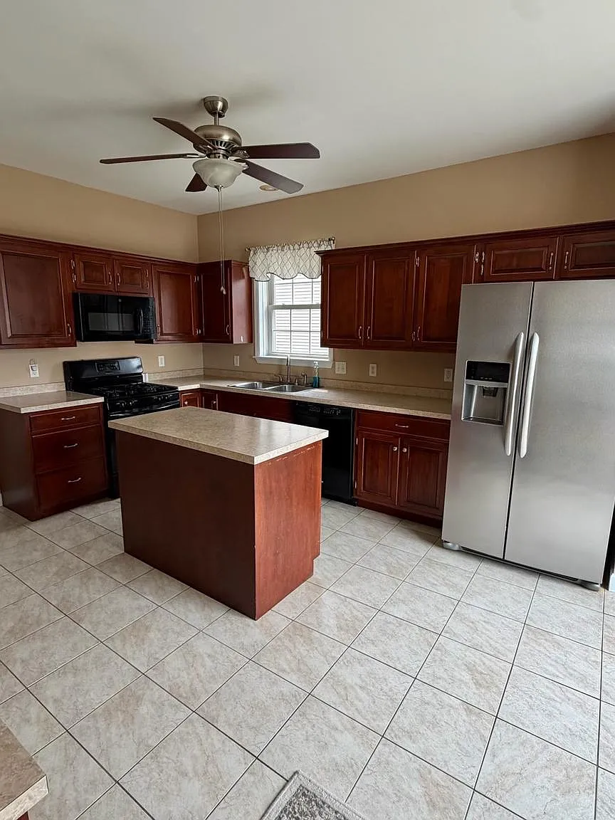 3 bed, 2.5 bath, 2528 sqft, $2,500 — Photo 4