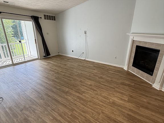 3rd image of 914 Carom Cir #914