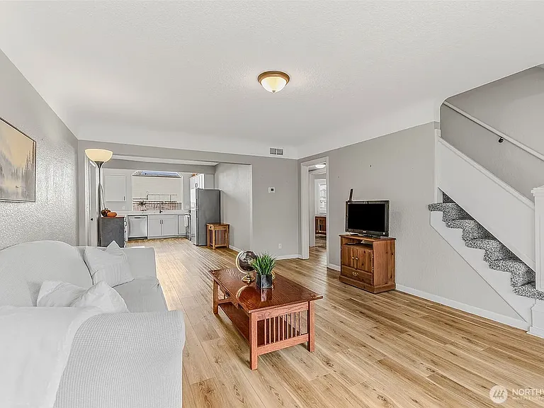 116 NE James St — Photo 3