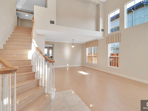 3rd image of 377 Huckleberry Dr