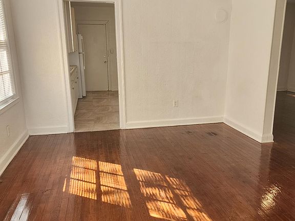 3rd image of 758 Ashford St