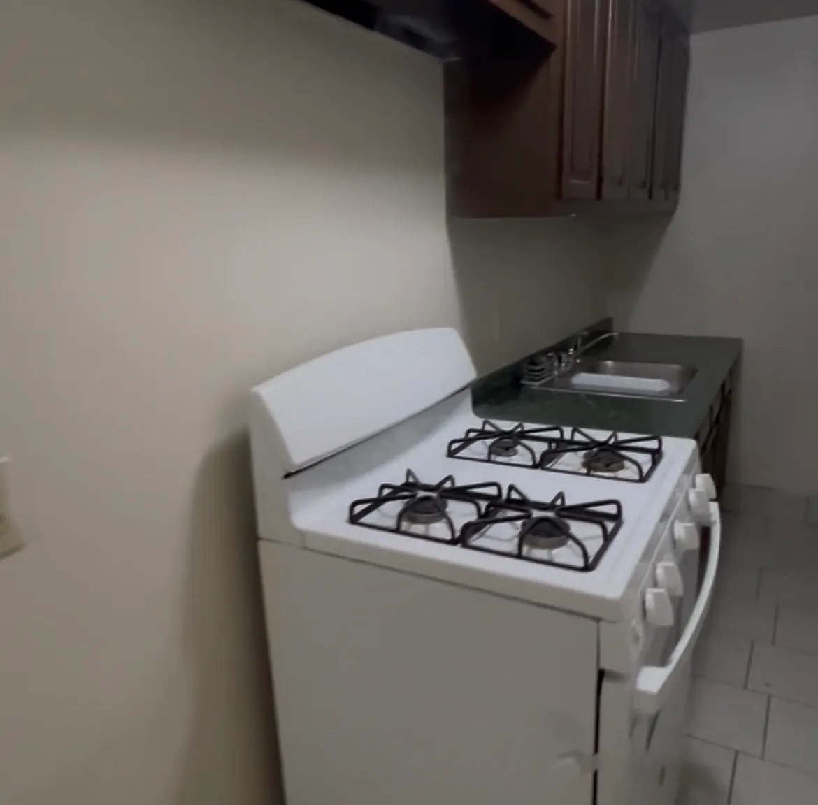 3 bed, 1100 sqft, $2,100 — Photo 2