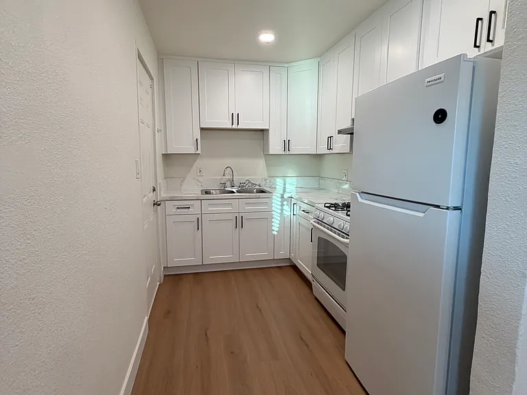 2704 Highland Ave — Photo 2