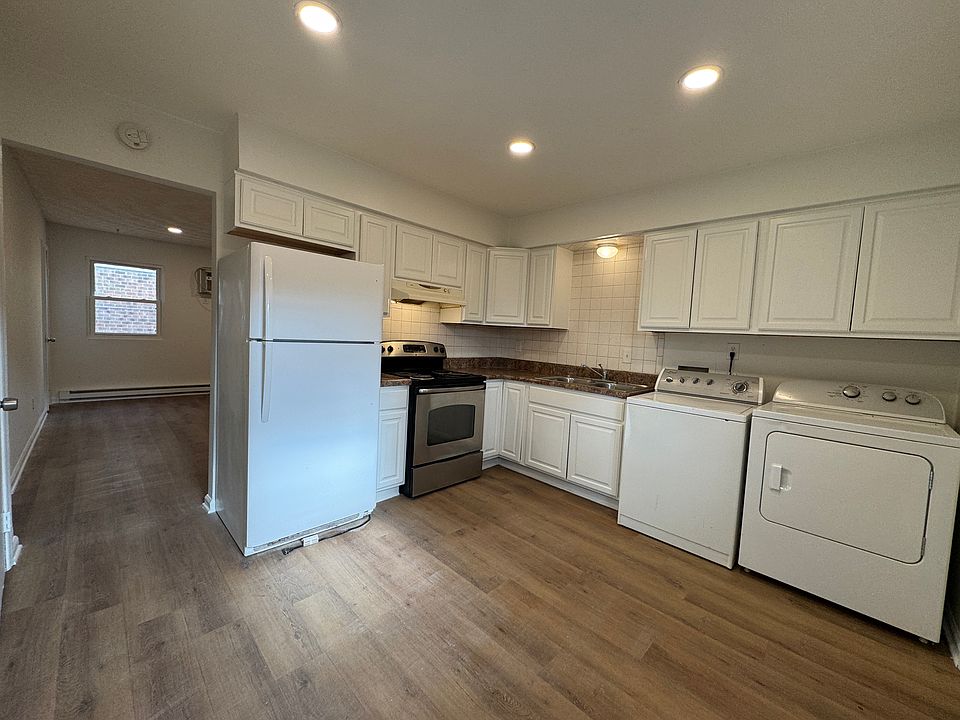 An eat-in-kitchen with washer-dryer
