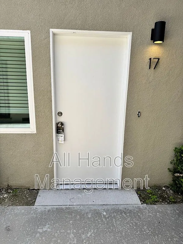 Building Photo - 231 Loma Ave #17