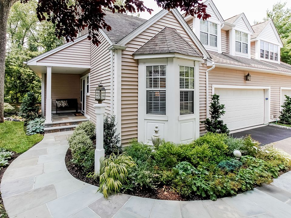 Exquisite updated townhome