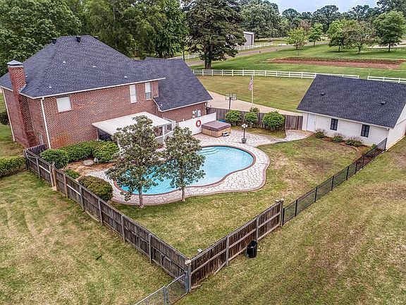 2nd image of 13463 Oakwood Dr