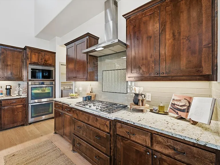 570 S Point Ct — Photo 4