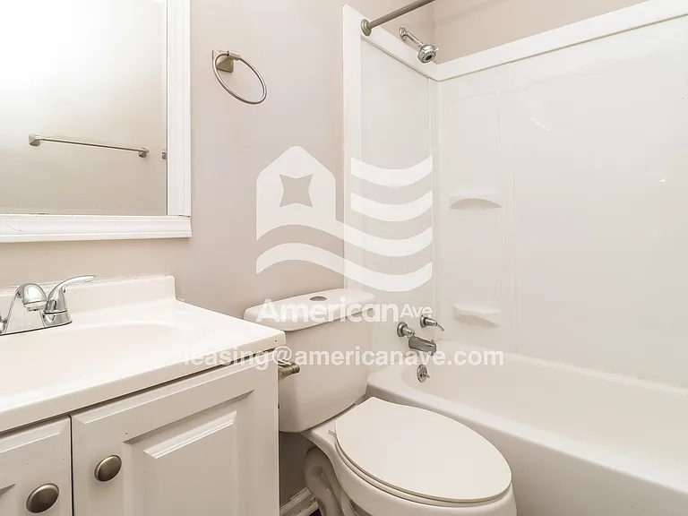1542035_008_main_bathroom_9.jpg
