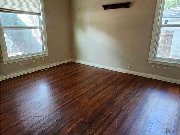 5th image of 502 Mitchell St
