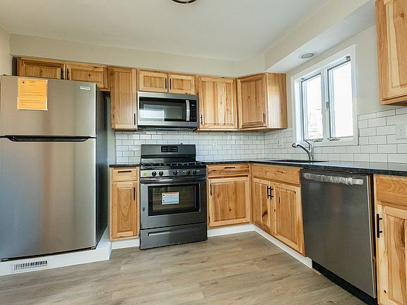 4th image of 512 Grand St