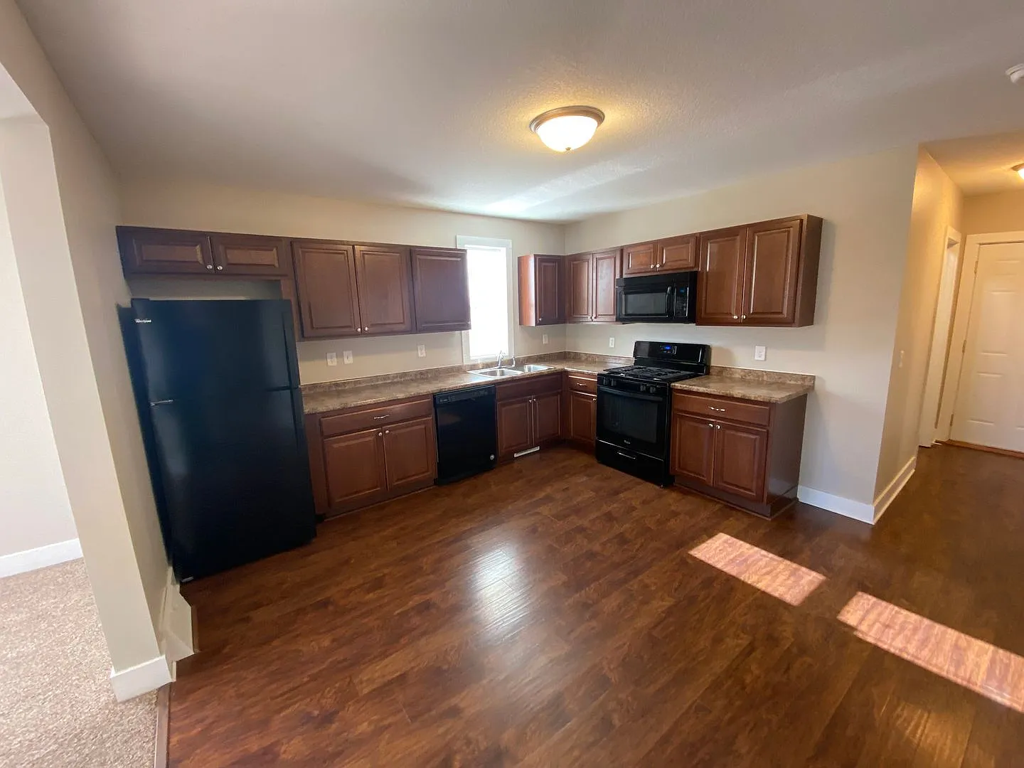 4 Bedroom Home just 3 minutes from downtown with detached garage! — Photo 2