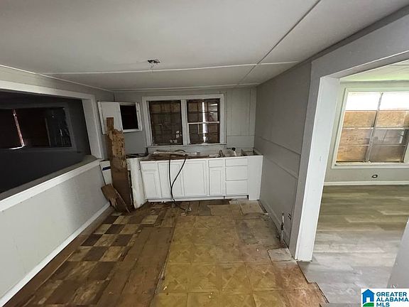 5th image of 3633 Oak Ave SW