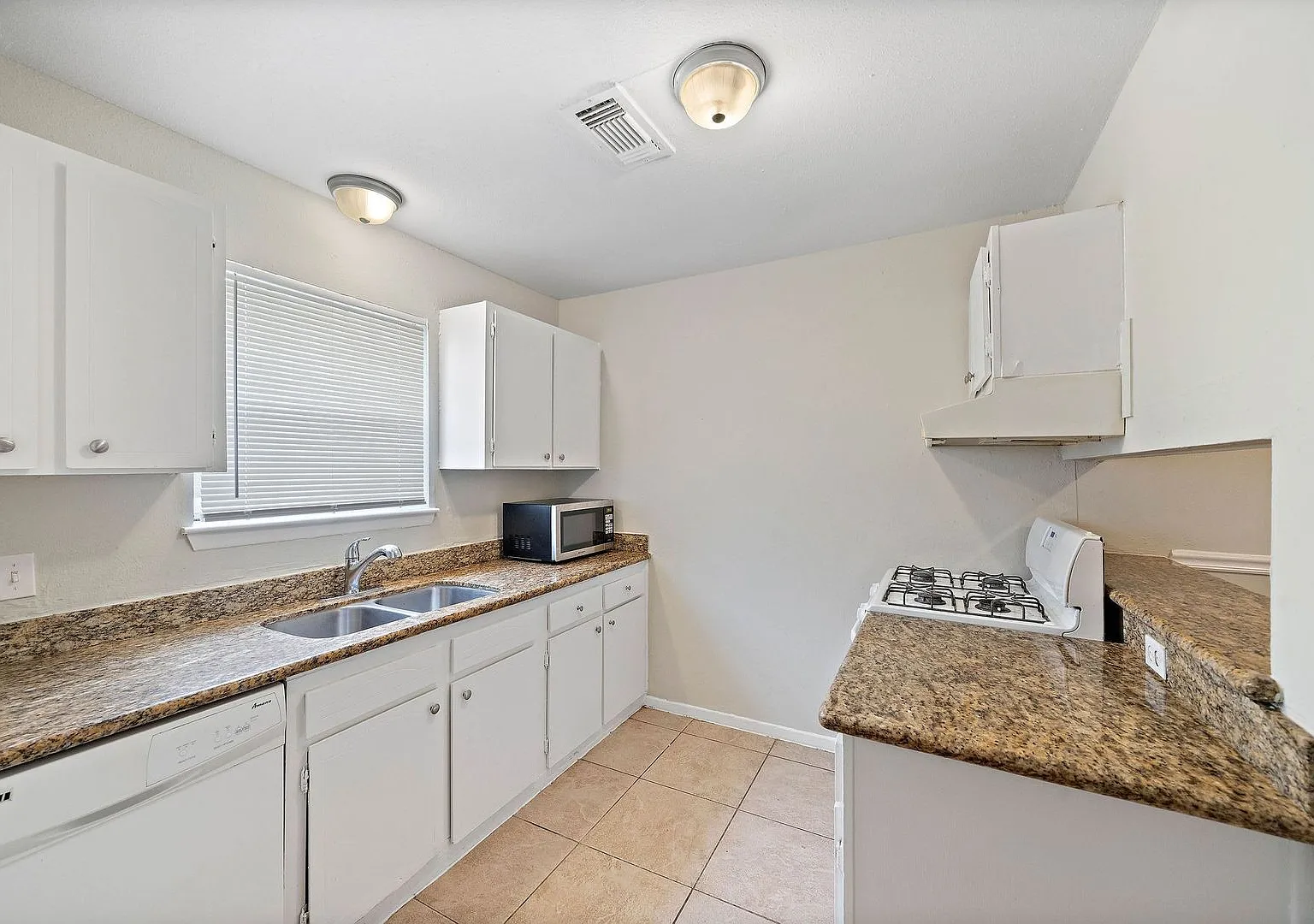 Spacious 3-Bedroom, 2-Bath Home with Modern Comfort — Photo 2