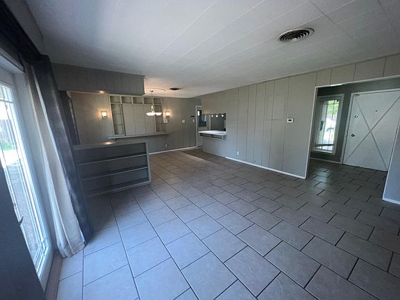 3rd image of 4417 Hamlin Dr