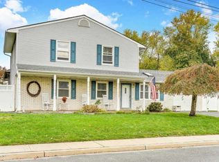 12 Hall St, Farmingdale, NJ 07727