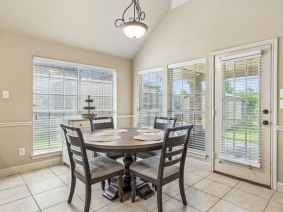 4th image of 301 Tobiano Ct