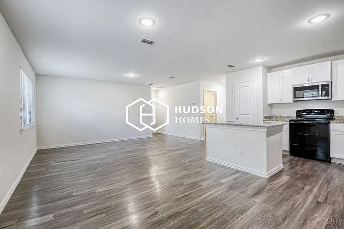 3 bed, 2.0 bath, 1298 sqft, $1,375 — Photo 4