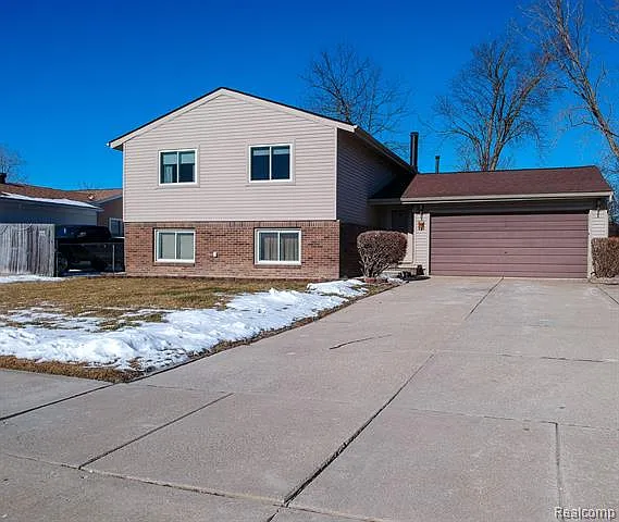 27099 Clark Cir photo 1
