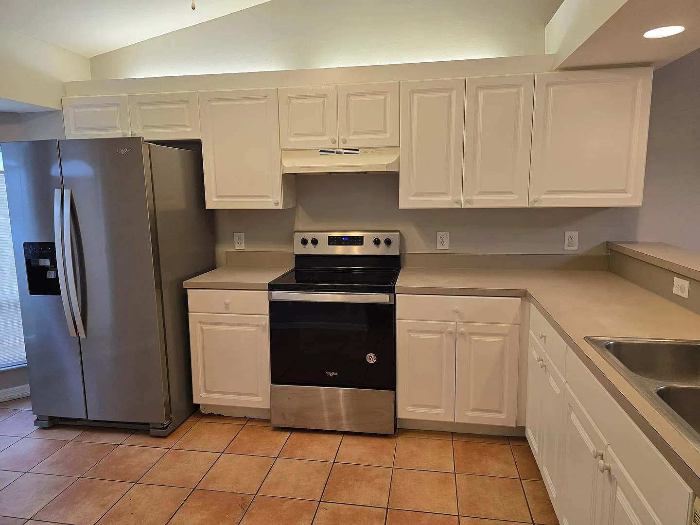 Nice Freshly Painted All Tile 3 Bedroom 2 Bath Duplex With 1 Car Garage — Photo 3