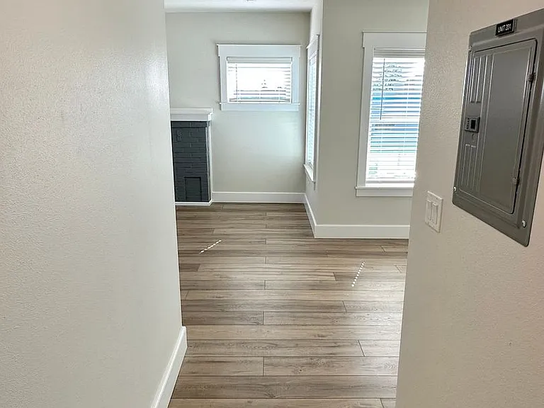 222 1st Ave E — Photo 9