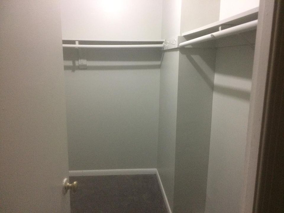 walk in closet to master bedroom