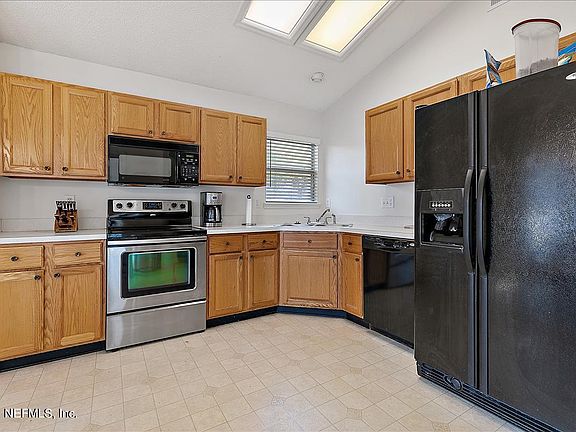 5th image of 412 Morning Glory Ln N