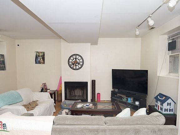 3rd image of 2459 N Greenview Ave #Garden