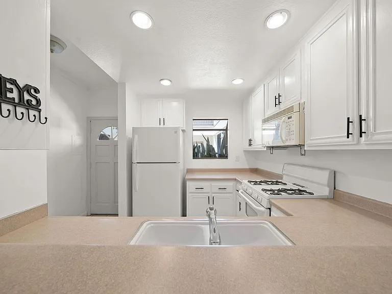 1145 Roswell Ave #203 — Photo 7