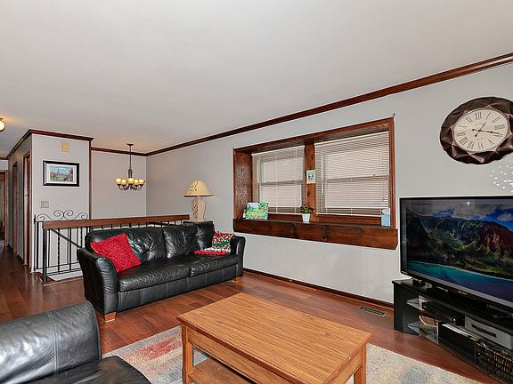 4th image of 822 Southmoor St