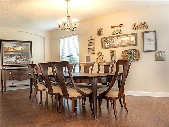 3rd image of 212 Rosella Ct