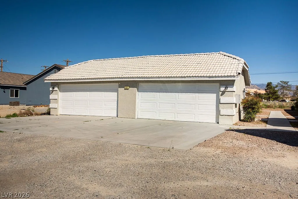 3 bed, 2.0 bath, 2496 sqft, $1,750 — Photo 1