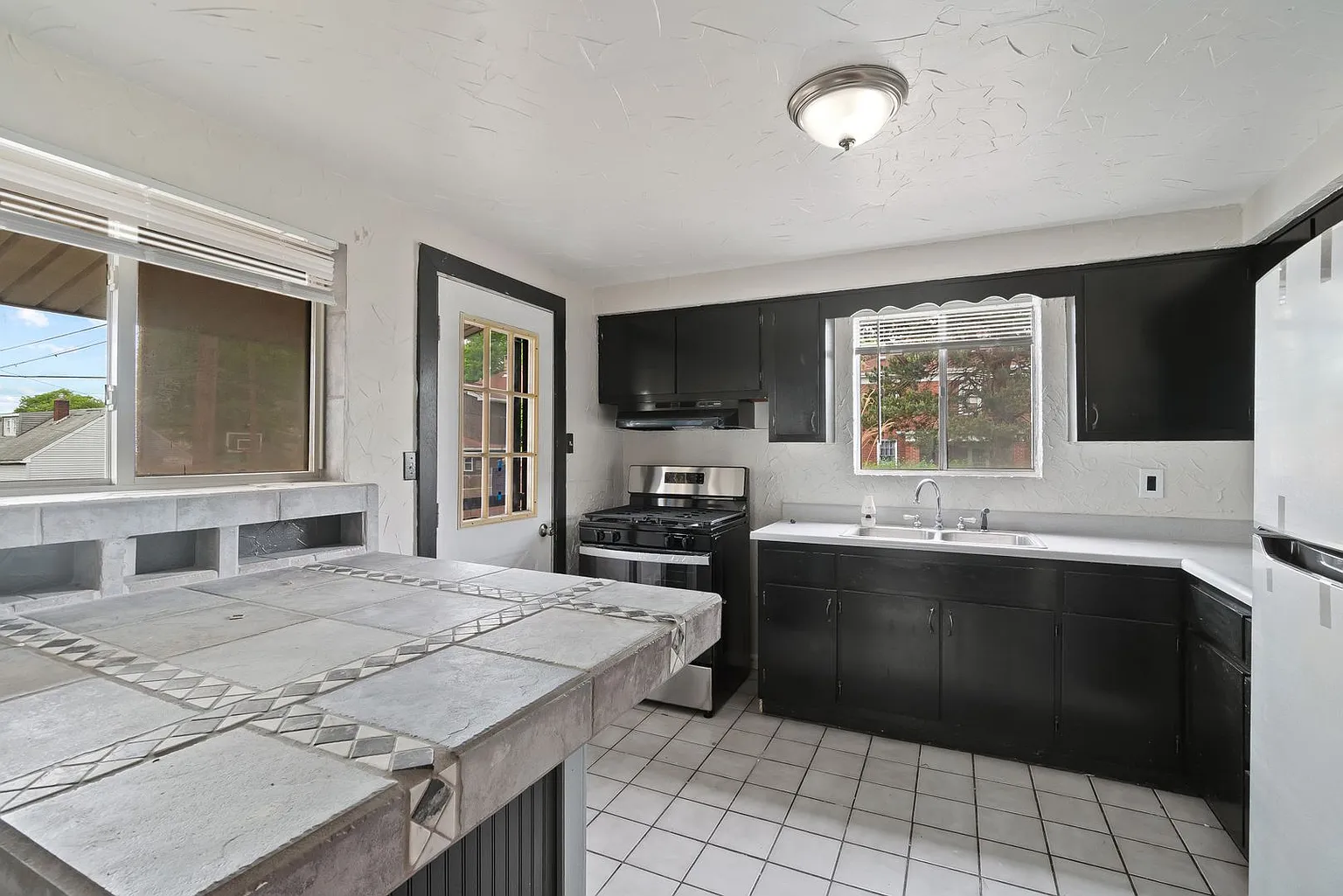 1105 Parkside Dr photo 1