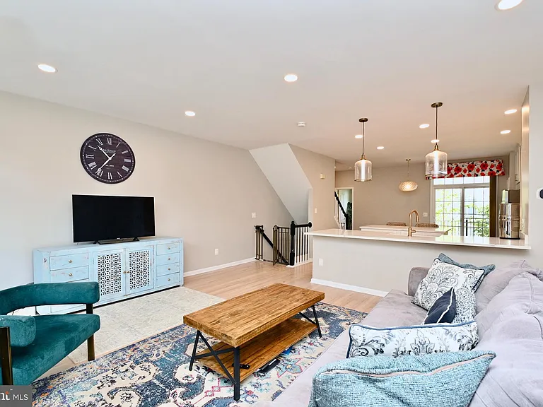 6915 Rolling Creek Way — Photo 4