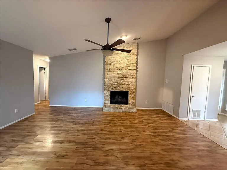 2811 Crownspoint Dr — Photo 2