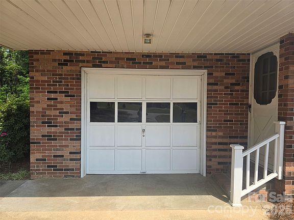 4th image of 620 McDowell Dr