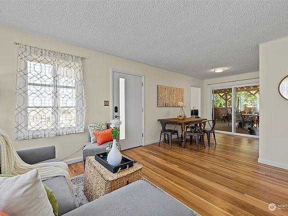 3rd image of 16046 25th Avenue NE