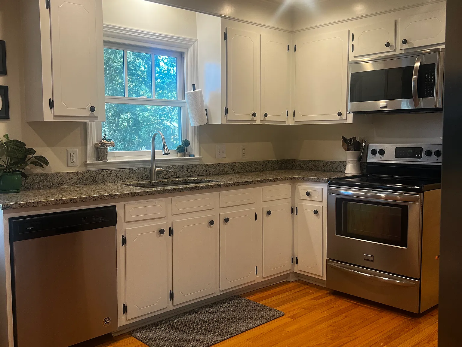 4 bed, 2.5 bath, 2300 sqft, $5,400 — Photo 4