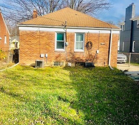 5th image of 20428 Roscommon St
