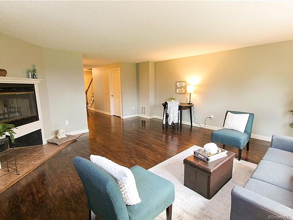 4th image of 107 Greenwoods Ln #107