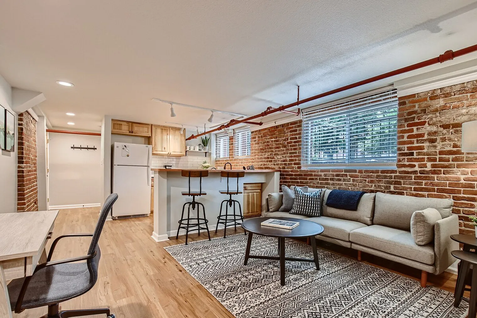 1 bed, 1.0 bath, 527 sqft, $2,640 — Photo 2