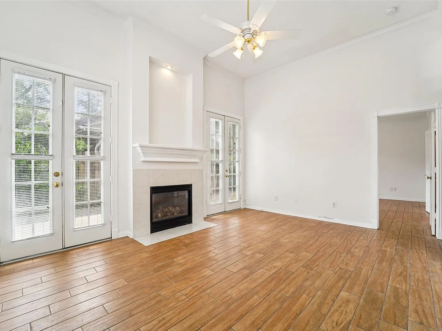 3 bed, 2.5 bath, 2002 sqft, $2,000 — Photo 4