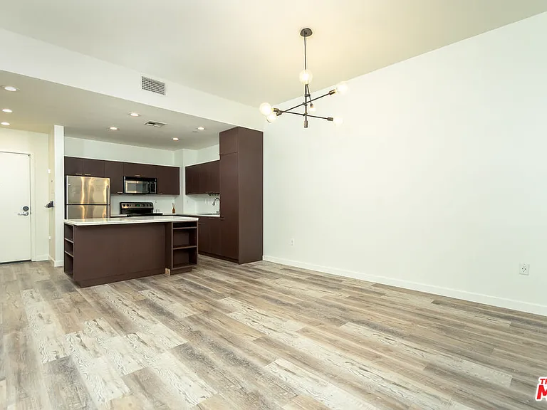 630 W 6th St #207 — Photo 5