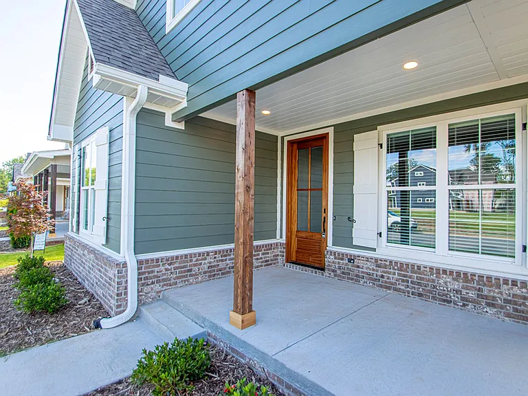 404 Gardens Ln — Photo 2