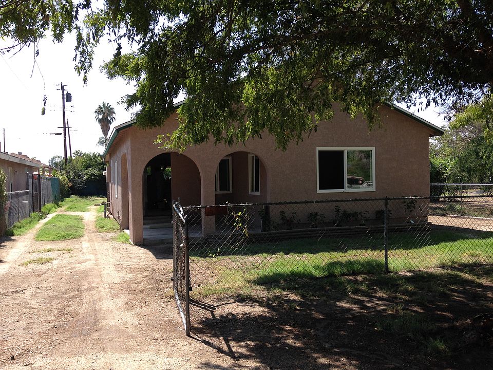 Front of house with driveway